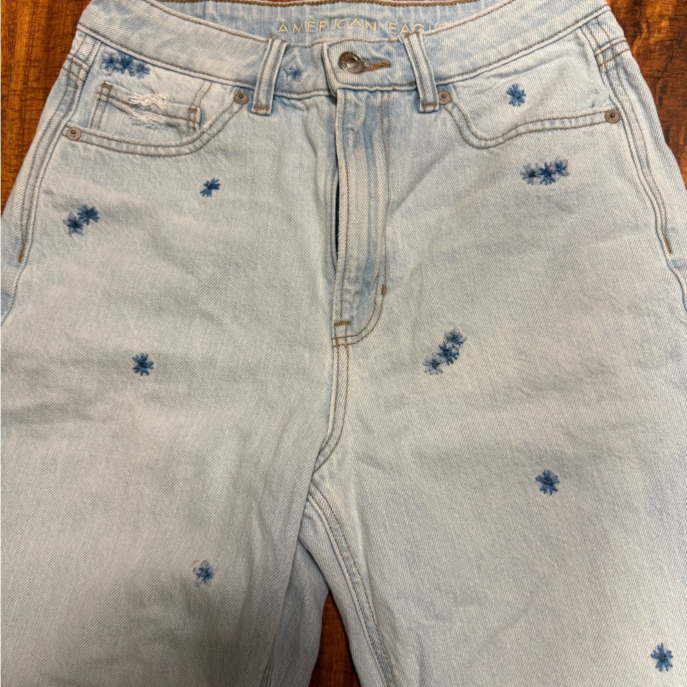 ๐Buy 2 get 1 Free ๐ America Eagle Light Wash Mom Jeans with Embroidered Flowers - Picture 3 of 7